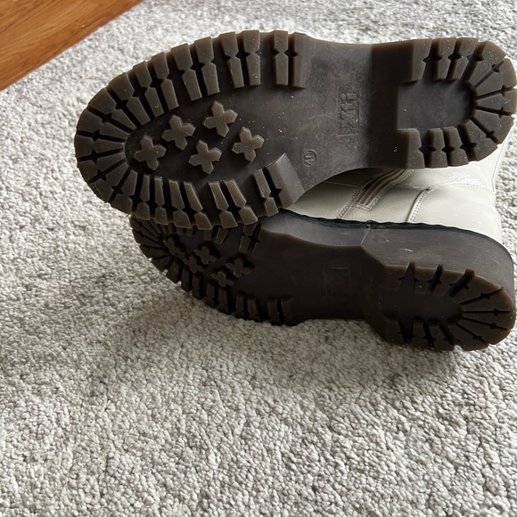 White boots - Picture 8 of 8